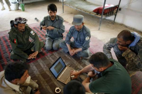 Vojáci USA v provincii Hílman instruují afgánské policisty.