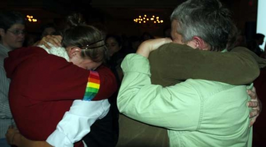 Homosexuálové z Mainu se vzájemně utěšují. Homosňatky nebudou.