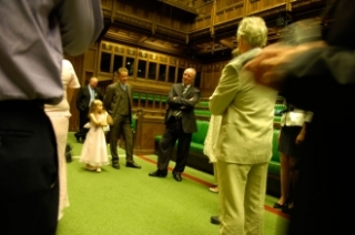 V hnízdě prospěchářů. Návštěvníci v britském parlamentu.