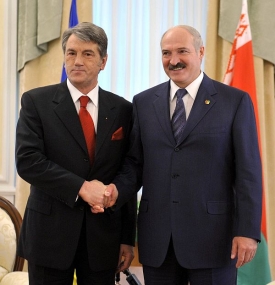 Je třeba žít a nemít strach, zní Lukašenkova rada proti chřipce.