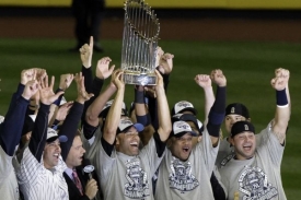 Baseballisté NY Yankees slaví vítězství ve Světové sérii.