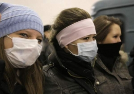 Dívky v ulicích Moskvy se chrání před chřipkou, 3. listopadu 2009.