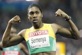 Atletka Caster Semenyaová se stále těší ne příliš příjemné pozornosti.