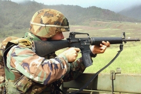 Americký voják s puškou M-16.