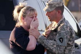 Voják ve Fort Hoodu utěšuje svou ženu.