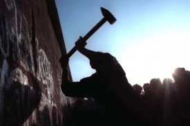 Boření berlínské zdi svépomocí (13. listopadu 1989).