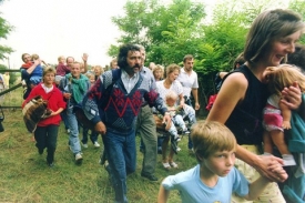'Dederoni' prchaj&iacute; z Maďarska do Rakouska.