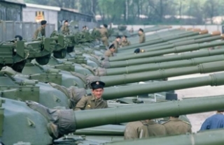 Sovětští vojáci před návratem do Ruska, Východní Německo, 1996.
