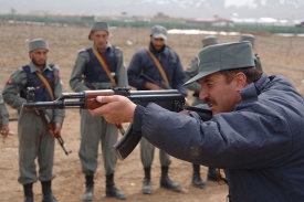 Afghánští policisté cvičí s AK-47.