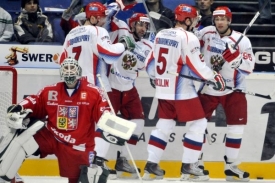 Hráči Ruska oslavují gól do české sítě.