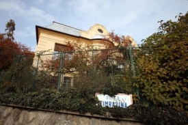 Honosnou vilu v Bratislavě získal Biľak od strany v roce 1969.