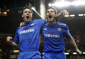 Frank Lampard a John Terry, hráči Chelsea, slaví gól v síti United.