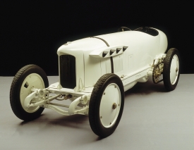 Jeden ze tří vyrobených „bleskových benzů“ dnes odpočívá v muzeu značky Mercedes-Benz.
