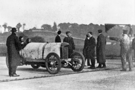 Rychlost 200 km/h automobil poprvé překonal před sto lety na jediné evropské závodní trati, britském okruhu Brooklands.