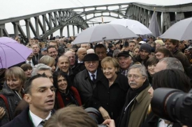 Merkelová, Walesa a Gorbačov na historickém mostě.