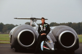 Pilot Andy Green a zatím nejrychlejší „auto“ světa Thrust SSC, se kterým v roce 1997 překonal rychlost zvuku. 
