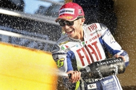 Šampion MotoGP Valentino Rossi slaví na snímku druhé místo z Valencie.