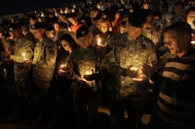 Vojáci na základně Fort Hood vzpomínají na oběti střelce.
