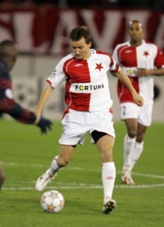 Vladimír Šmicer (vpředu) v utkání s Arsenalem v Lize mistrů.
