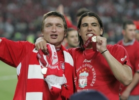 Vladimír Šmicer (vlevo) s Milanem Barošem slaví triumf v Lize mistrů.