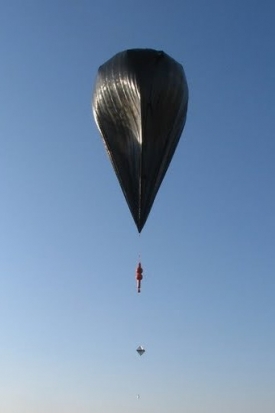 Raketu vynese do stratosféry balon, teprve potom se zažehnou motory.