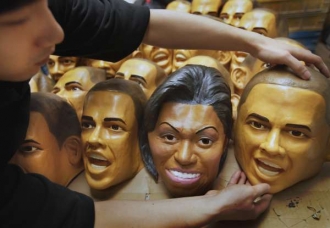 Masky Obamy s chotí prodávaníé v Tokiu před jeho návštěvou.