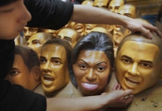 Masky Obamy s chotí prodávaníé v Tokiu před jeho návštěvou.