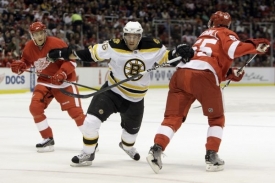 Český hokejista David Krejčí v dresu Bostonu Bruins (uprostřed).