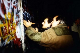 Sarkozy údajně boří berlínskou zeď.