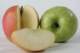 Neloupaná jablka dodají husímu masu lahodnou chuť.