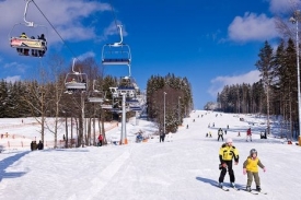 Skiareál Lipno nabízí lyžování hlavně pro rodiny s dětmi.