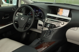 Interiér Lexusu RX je opět perfektně zpracovaný.