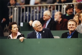Petra Buzková, Václav Klaus a Milan Velek na Davis Cupu v roce 2004.
