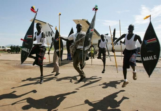 Tanečníci vítají na jihu Súdánu generálního tajemníka OSN.