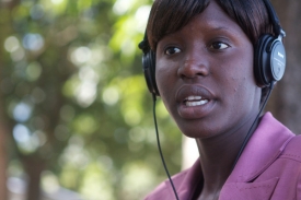 Mladá žena na jihu Súdánu poslouchá hudbu.