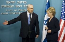 Tudy, paní ministryně. Netanjahu a Clintonová v Izraeli 31. 10. 2009.
