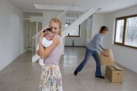 Pořídit si byt není pro mladé rodiny nic jednoduchého.