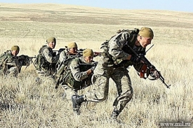 Ruští vojáci na cvičení (2009).