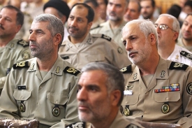 Íránští důstojnici na setkání s novým vrchním politrukem armády.