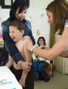 S očkováním dětí chce česká vláda počkat, chybí testy.