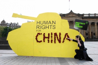 Přes kritiku se situace lidských práv v Číně stále zlepšuje.
