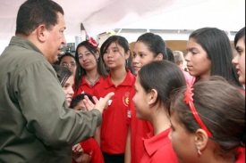 Vůdce bolívarské revoluce rád radí a poučuje.
