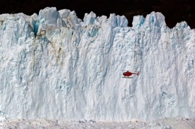 Led na povrchu taje a celý ledovec sjíždí do oceánu.