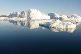 V okolí ostrova přibývá volně plovoucích ledových ker.