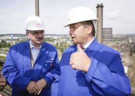 Gabriel (vpravo) v želez&aacute;rn&aacute;ch Eisenh&uuml;ttenstadt.