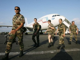 Francouzští vojenští instruktoři na cestě do Konga (ilustrační foto).