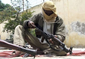 Bojovník islámsých milic v Mogadišu.