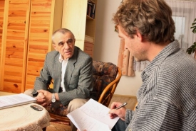 Richard Sacher při rozhovoru s redaktorem Vladimírem Ševelou.