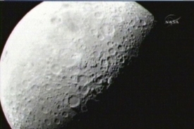 Sonda potvrdila výskyt vody v temných kráterech na měsíčních pólech.