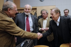 Václav Havel se zdraví s bývalým polským disidentem Adamem Michnikem.
